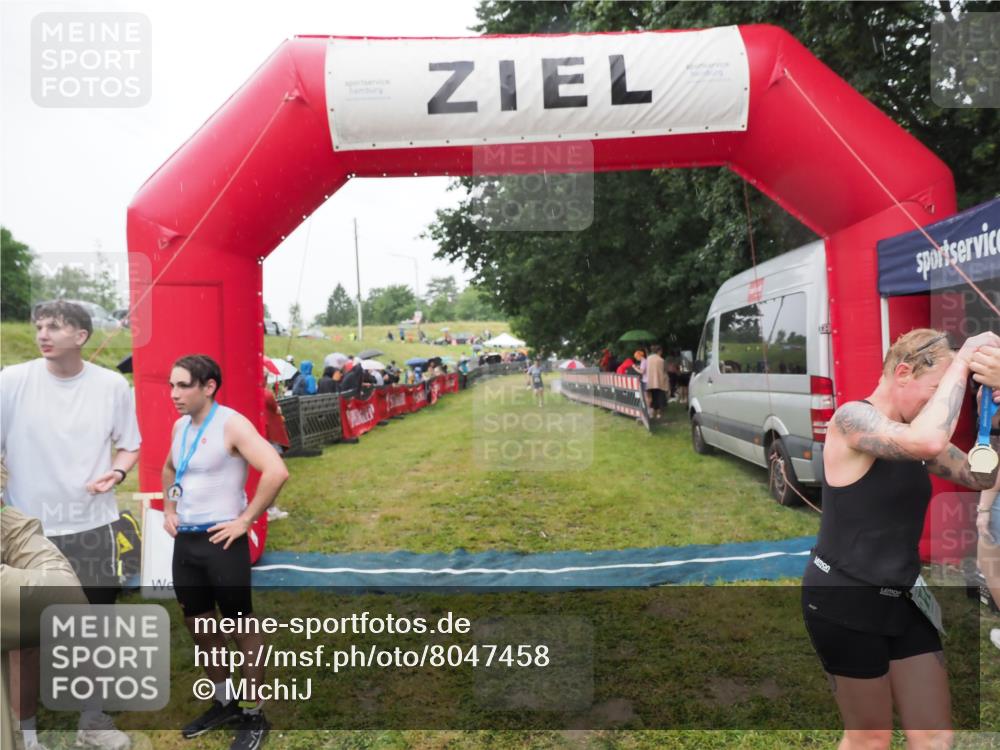21.06.2025 - 27. Vierlanden-Triathlon MichiJ http://msf.ph/oto/8047458 15.06.2026 14:13:07 Ziel 918, 1185, 1195 meine-sportfotos.de
