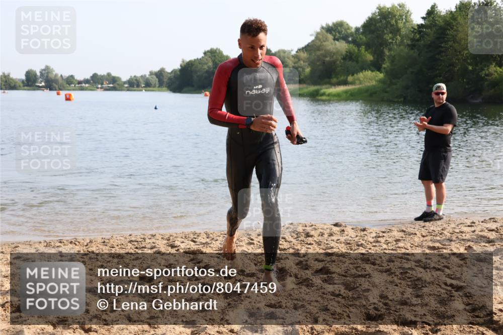 15.06.2025 - 27. Vierlanden-Triathlon Lena Gebhardt http://msf.ph/oto/8047459 15.06.2025 08:48:20 Schwimmen 70 meine-sportfotos.de