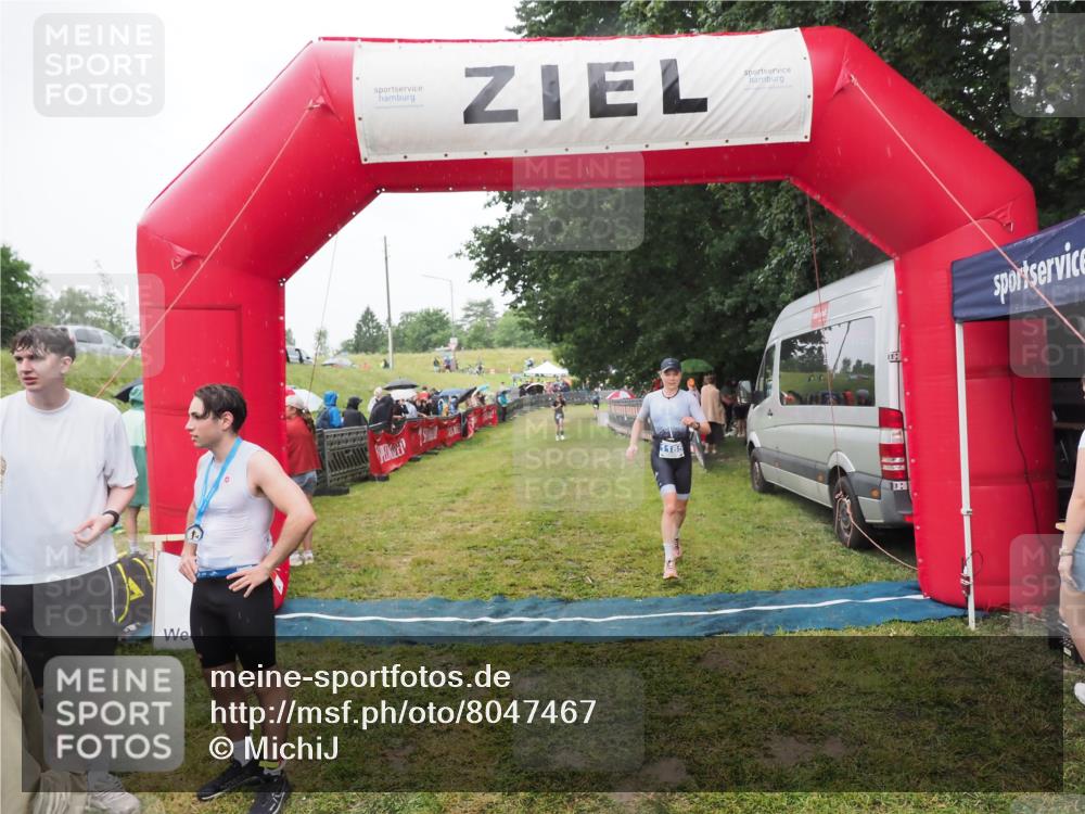 21.06.2025 - 27. Vierlanden-Triathlon MichiJ http://msf.ph/oto/8047467 15.06.2026 14:13:11 Ziel 918, 1185 meine-sportfotos.de