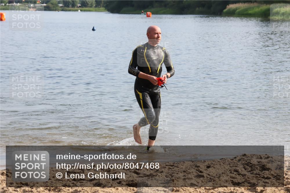 15.06.2025 - 27. Vierlanden-Triathlon Lena Gebhardt http://msf.ph/oto/8047468 15.06.2025 08:48:32 Schwimmen 123 meine-sportfotos.de