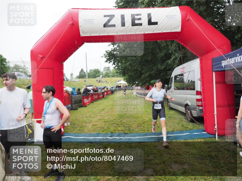 21.06.2025 - 27. Vierlanden-Triathlon MichiJ http://msf.ph/oto/8047469 15.06.2026 14:13:11 Ziel 918, 1185 meine-sportfotos.de