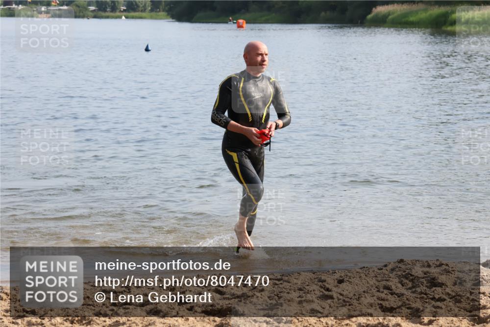 15.06.2025 - 27. Vierlanden-Triathlon Lena Gebhardt http://msf.ph/oto/8047470 15.06.2025 08:48:32 Schwimmen 123 meine-sportfotos.de