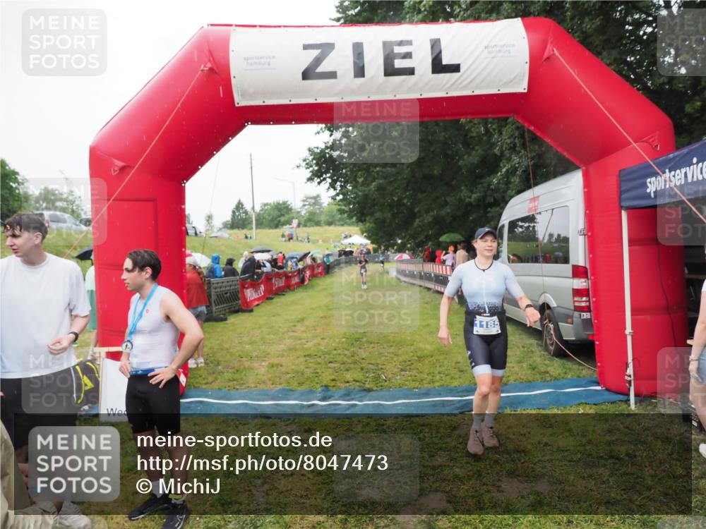 21.06.2025 - 27. Vierlanden-Triathlon MichiJ http://msf.ph/oto/8047473 15.06.2026 14:13:12 Ziel 1185 meine-sportfotos.de
