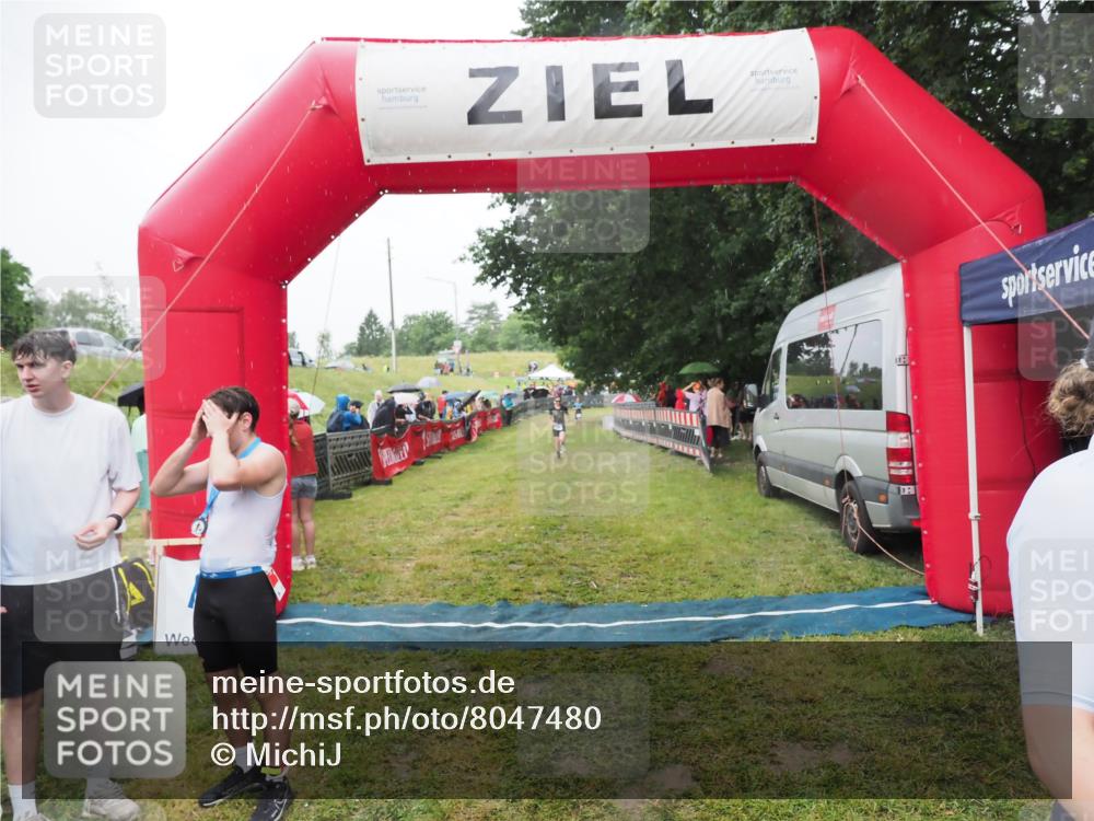 21.06.2025 - 27. Vierlanden-Triathlon MichiJ http://msf.ph/oto/8047480 15.06.2026 14:13:13 Ziel 1171, 1185 meine-sportfotos.de