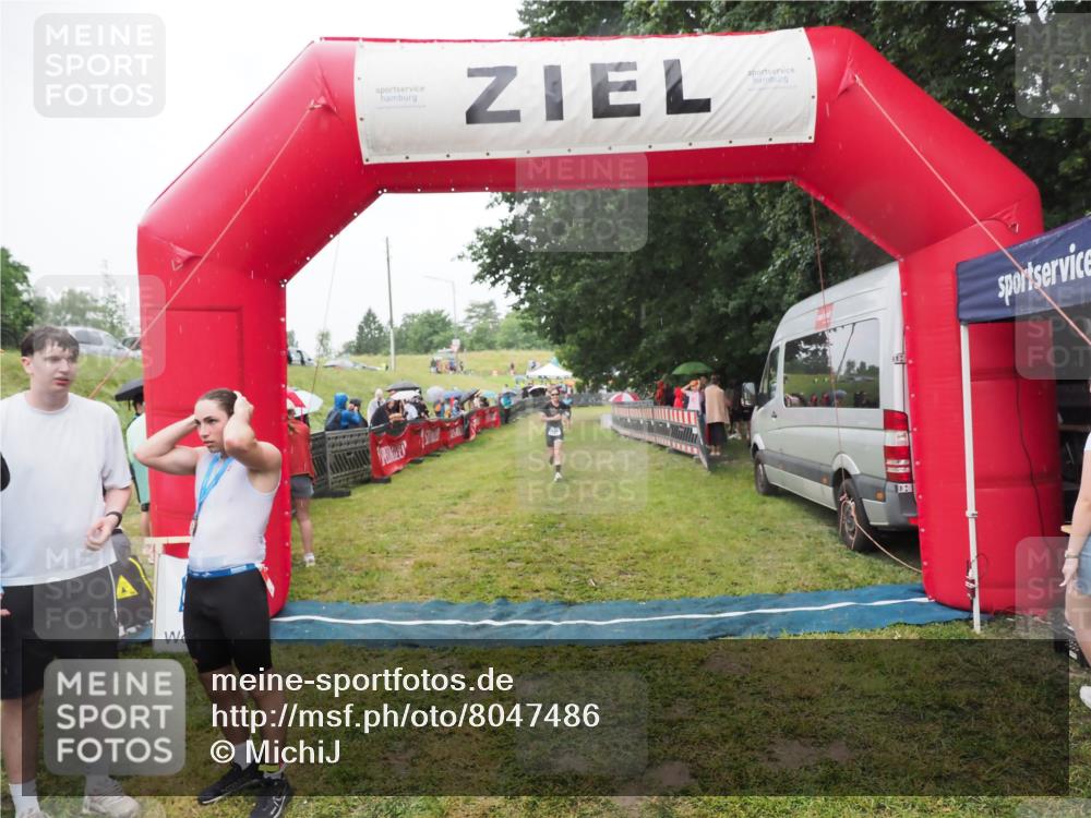 21.06.2025 - 27. Vierlanden-Triathlon MichiJ http://msf.ph/oto/8047486 15.06.2026 14:13:14 Ziel 1171, 1185 meine-sportfotos.de