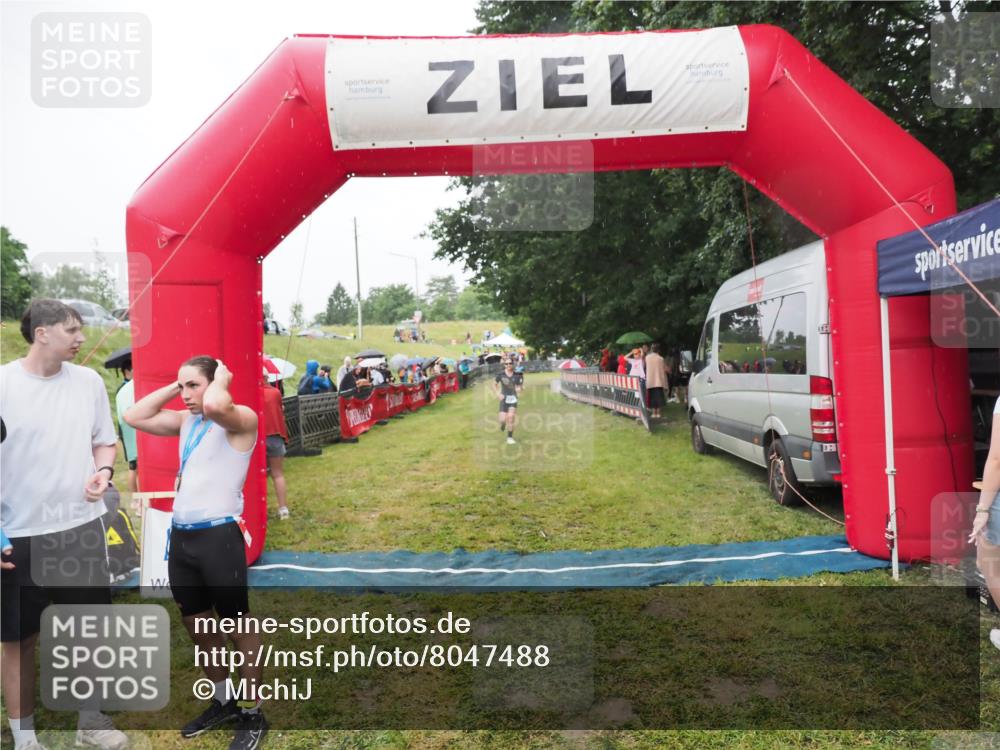 21.06.2025 - 27. Vierlanden-Triathlon MichiJ http://msf.ph/oto/8047488 15.06.2026 14:13:14 Ziel 1171, 1185 meine-sportfotos.de