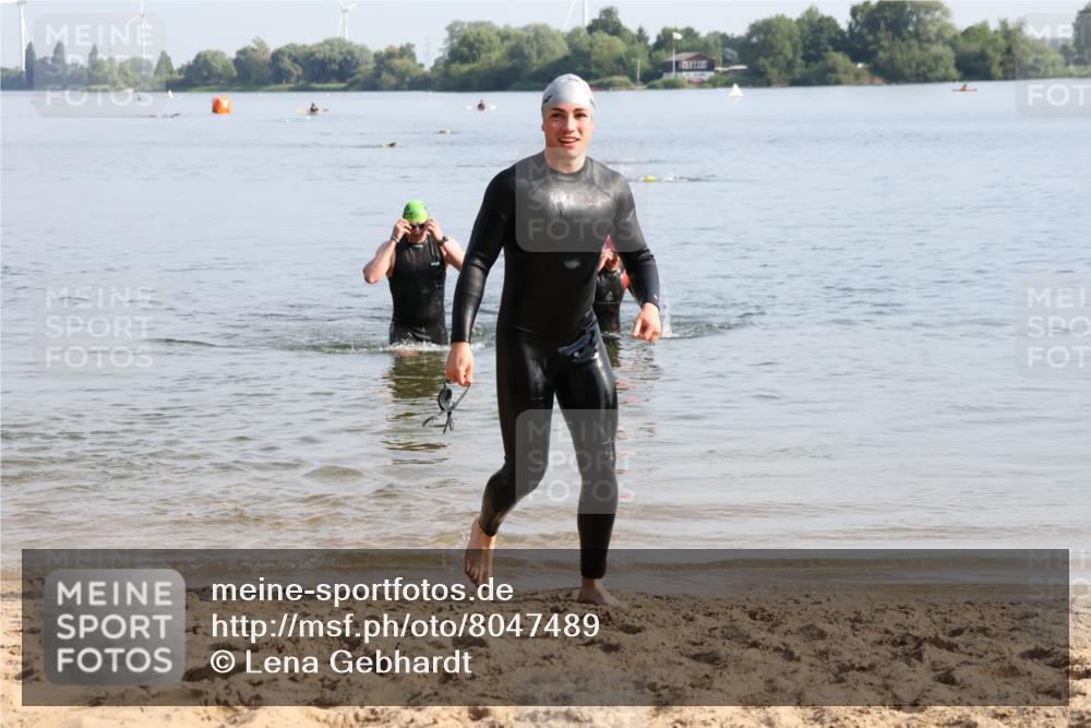 15.06.2025 - 27. Vierlanden-Triathlon Lena Gebhardt http://msf.ph/oto/8047489 15.06.2025 08:48:44 Schwimmen 19, 123, 144 meine-sportfotos.de