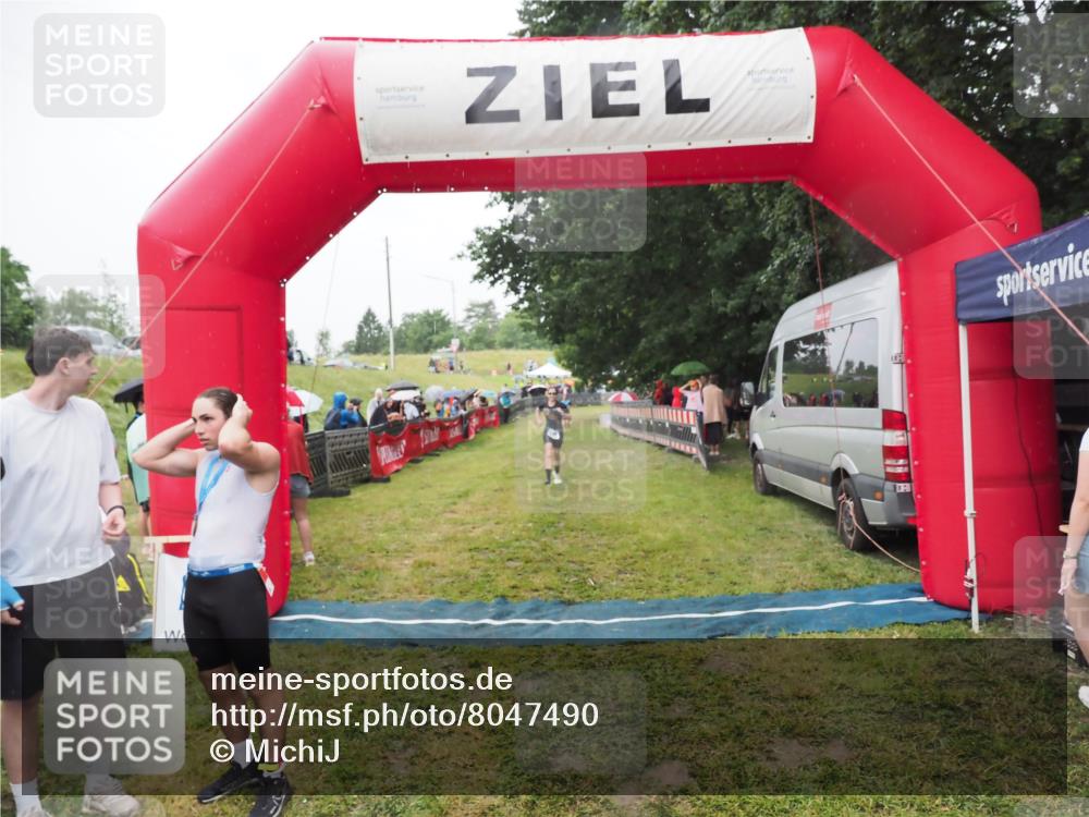 21.06.2025 - 27. Vierlanden-Triathlon MichiJ http://msf.ph/oto/8047490 15.06.2026 14:13:14 Ziel 1171, 1185 meine-sportfotos.de