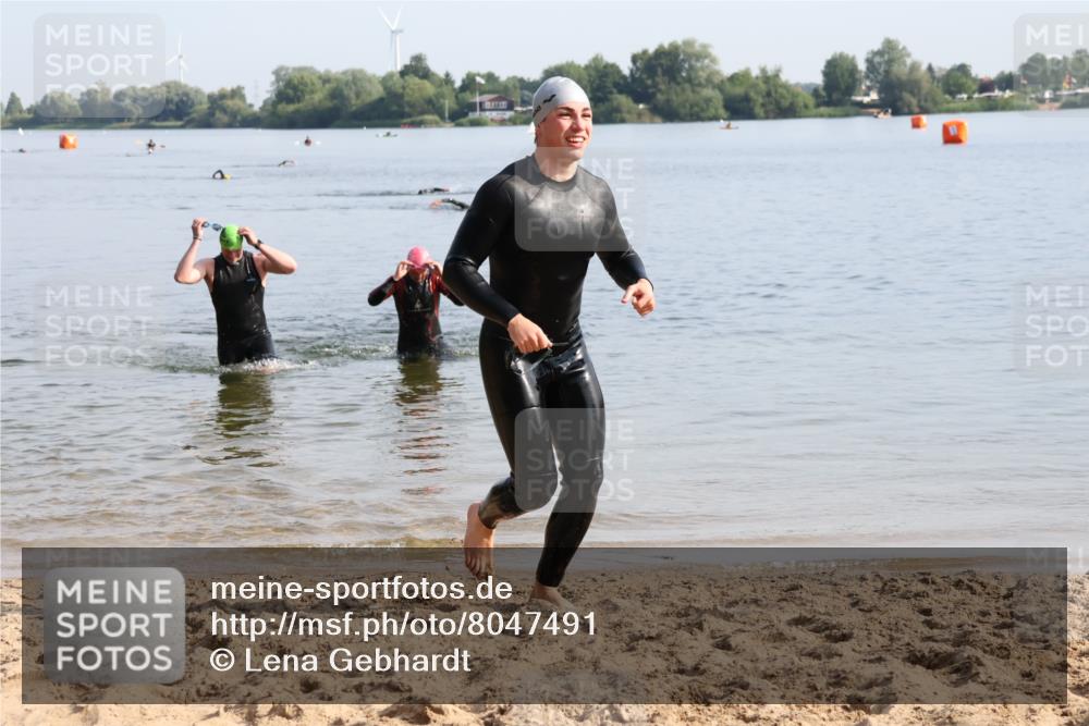 15.06.2025 - 27. Vierlanden-Triathlon Lena Gebhardt http://msf.ph/oto/8047491 15.06.2025 08:48:45 Schwimmen 19, 115, 123, 144 meine-sportfotos.de