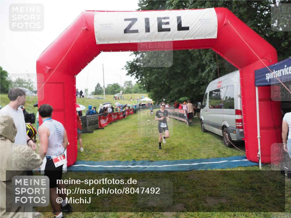 21.06.2025 - 27. Vierlanden-Triathlon MichiJ http://msf.ph/oto/8047492 15.06.2026 14:13:16 Ziel 1171, 1185 meine-sportfotos.de