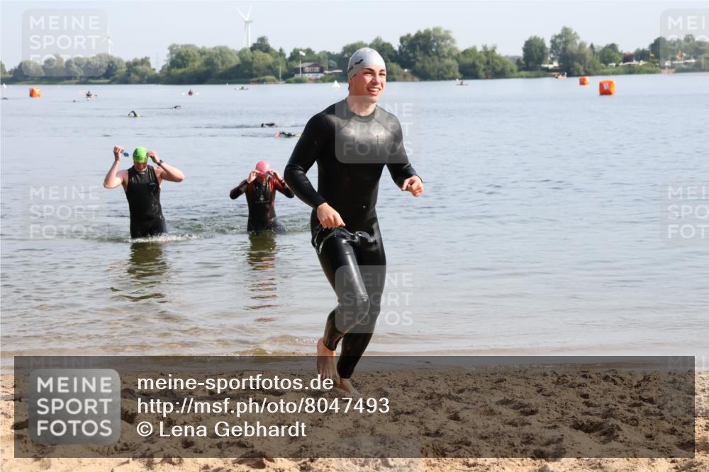 15.06.2025 - 27. Vierlanden-Triathlon Lena Gebhardt http://msf.ph/oto/8047493 15.06.2025 08:48:45 Schwimmen 19, 115, 123, 144 meine-sportfotos.de