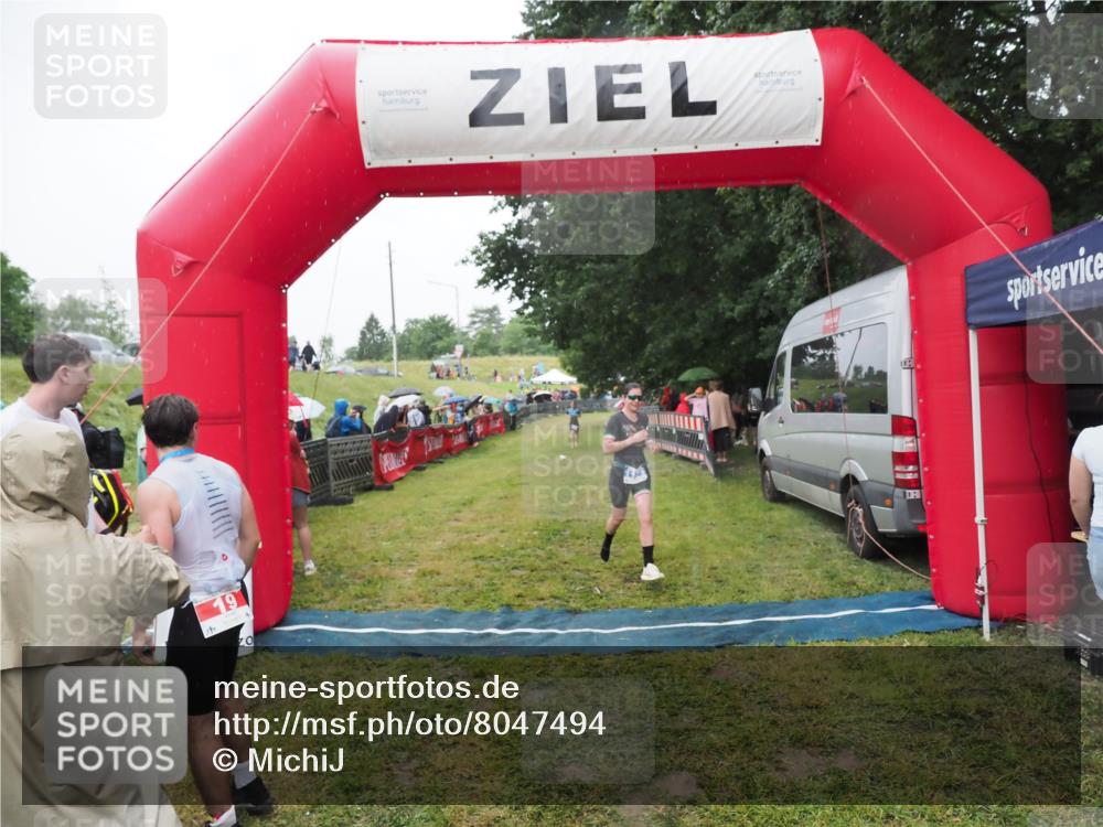 21.06.2025 - 27. Vierlanden-Triathlon MichiJ http://msf.ph/oto/8047494 15.06.2026 14:13:16 Ziel 1171, 1185 meine-sportfotos.de