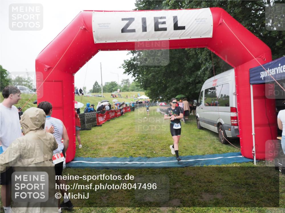 21.06.2025 - 27. Vierlanden-Triathlon MichiJ http://msf.ph/oto/8047496 15.06.2026 14:13:17 Ziel 1171, 1185 meine-sportfotos.de