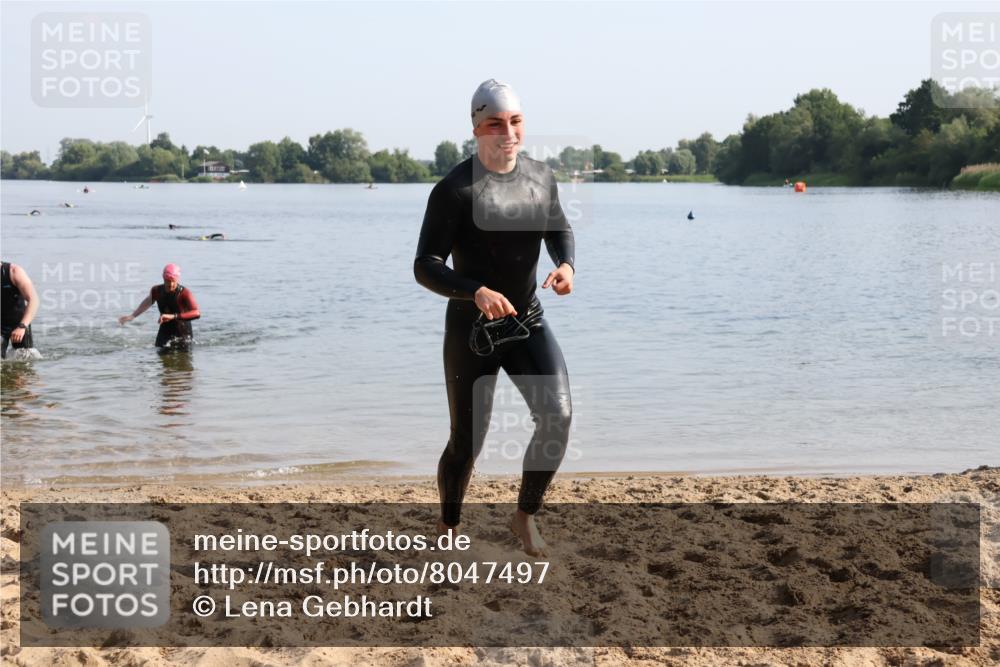 15.06.2025 - 27. Vierlanden-Triathlon Lena Gebhardt http://msf.ph/oto/8047497 15.06.2025 08:48:46 Schwimmen 19, 115, 144 meine-sportfotos.de