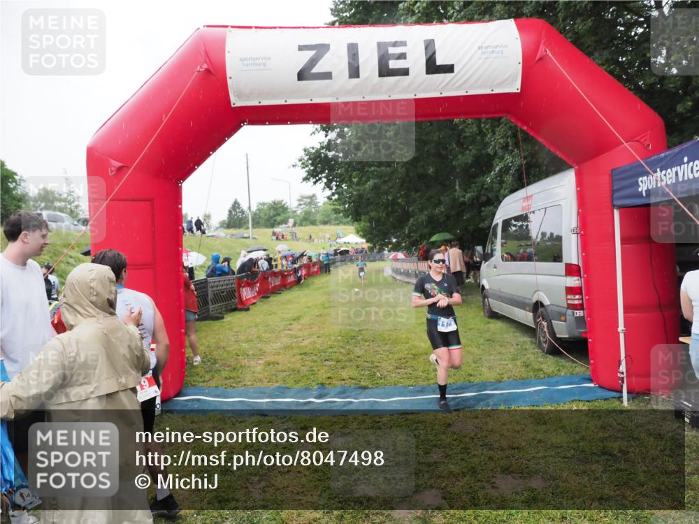 21.06.2025 - 27. Vierlanden-Triathlon MichiJ http://msf.ph/oto/8047498 15.06.2026 14:13:17 Ziel 1171, 1185 meine-sportfotos.de