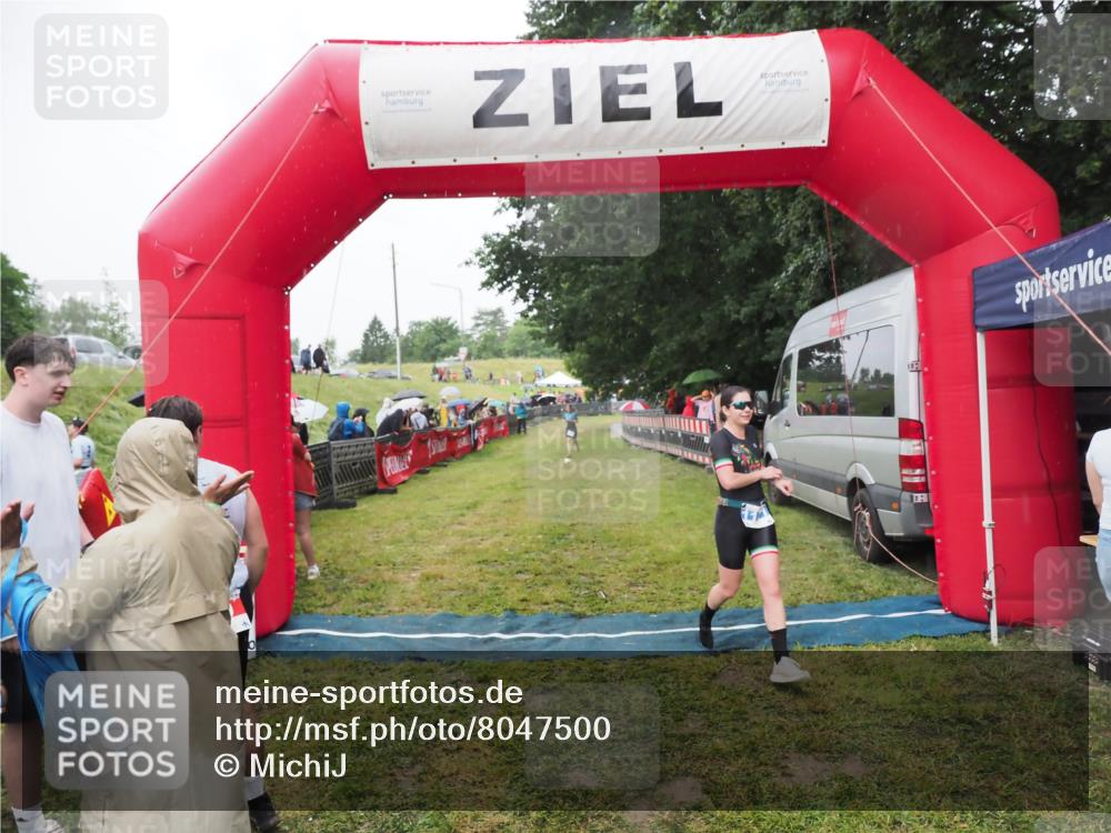 21.06.2025 - 27. Vierlanden-Triathlon MichiJ http://msf.ph/oto/8047500 15.06.2026 14:13:17 Ziel 1171, 1185 meine-sportfotos.de