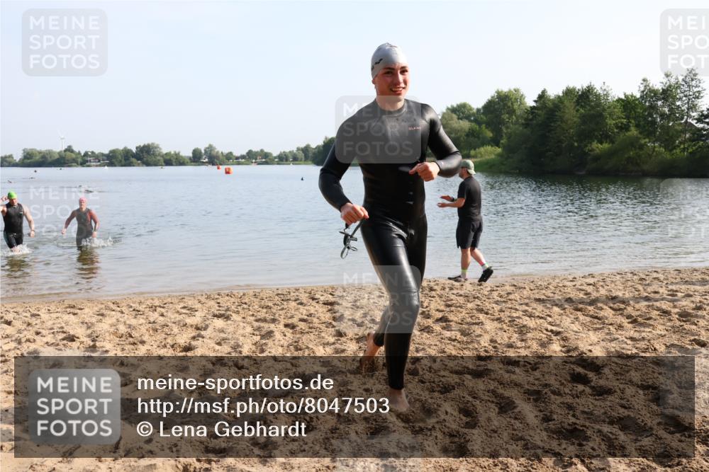15.06.2025 - 27. Vierlanden-Triathlon Lena Gebhardt http://msf.ph/oto/8047503 15.06.2025 08:48:47 Schwimmen 19, 115, 144 meine-sportfotos.de