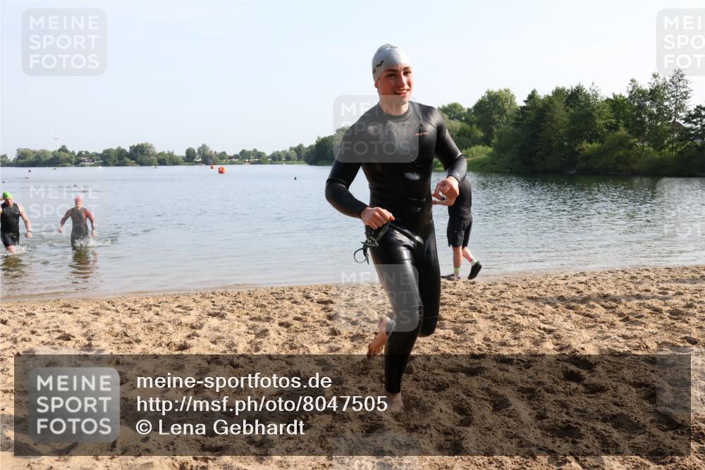 15.06.2025 - 27. Vierlanden-Triathlon Lena Gebhardt http://msf.ph/oto/8047505 15.06.2025 08:48:47 Schwimmen 19, 115, 144 meine-sportfotos.de