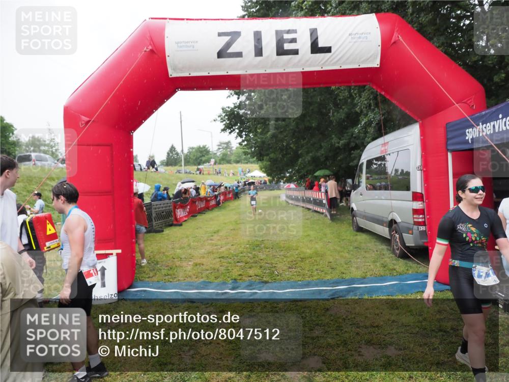 21.06.2025 - 27. Vierlanden-Triathlon MichiJ http://msf.ph/oto/8047512 15.06.2026 14:13:18 Ziel 1171, 1185 meine-sportfotos.de