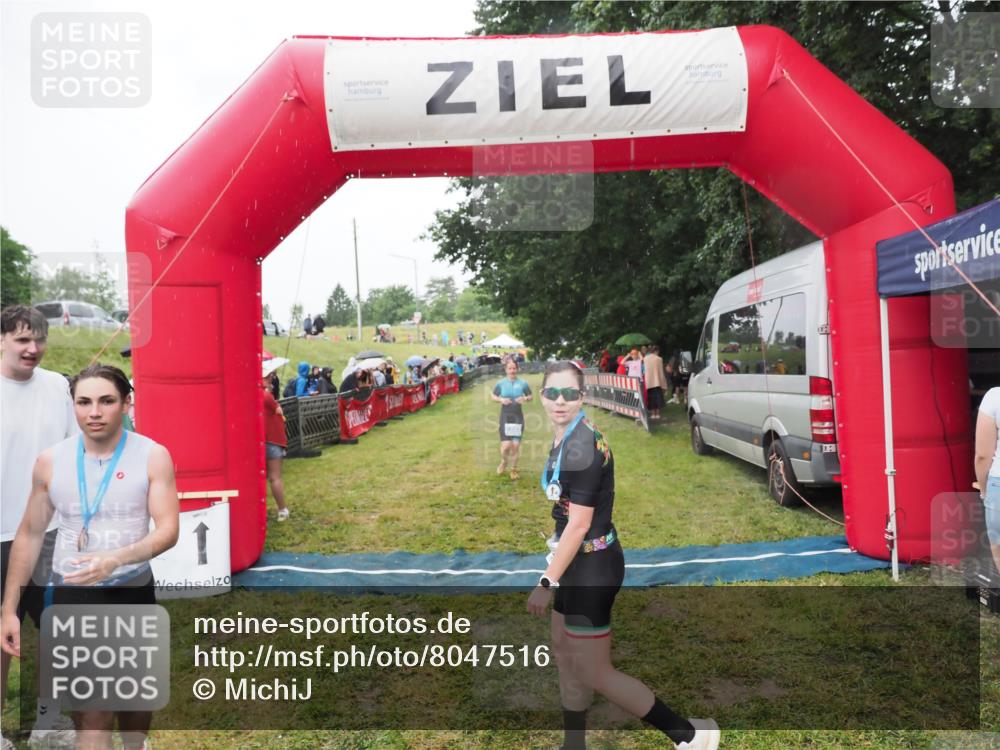 21.06.2025 - 27. Vierlanden-Triathlon MichiJ http://msf.ph/oto/8047516 15.06.2026 14:13:21 Ziel 1171, 1227 meine-sportfotos.de