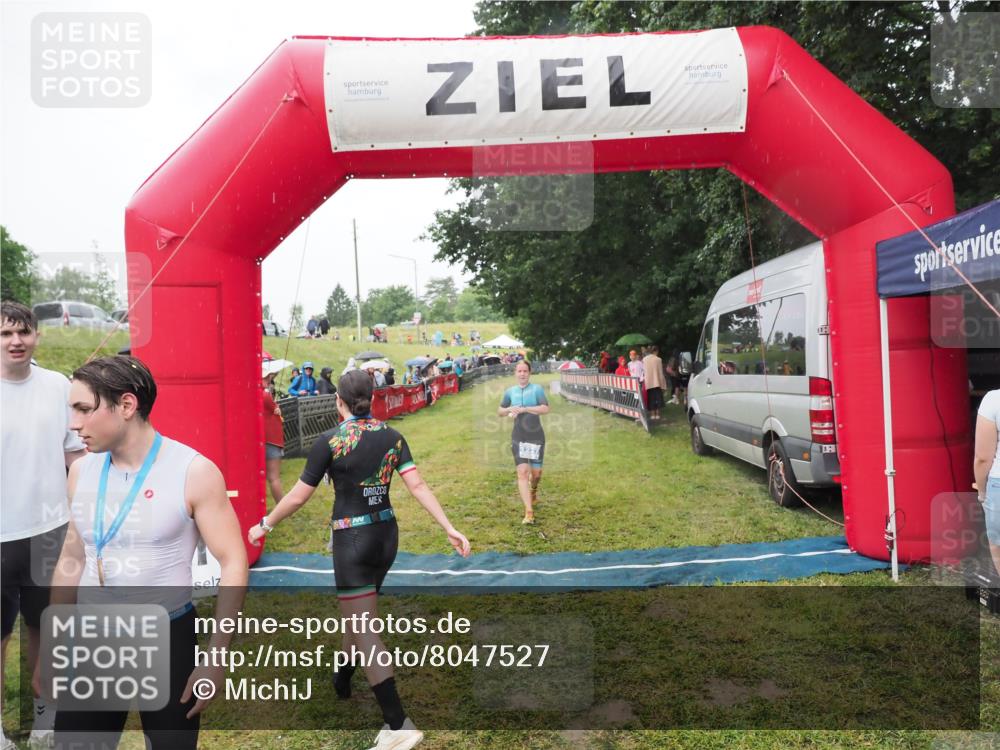 21.06.2025 - 27. Vierlanden-Triathlon MichiJ http://msf.ph/oto/8047527 15.06.2026 14:13:22 Ziel 1171, 1227 meine-sportfotos.de