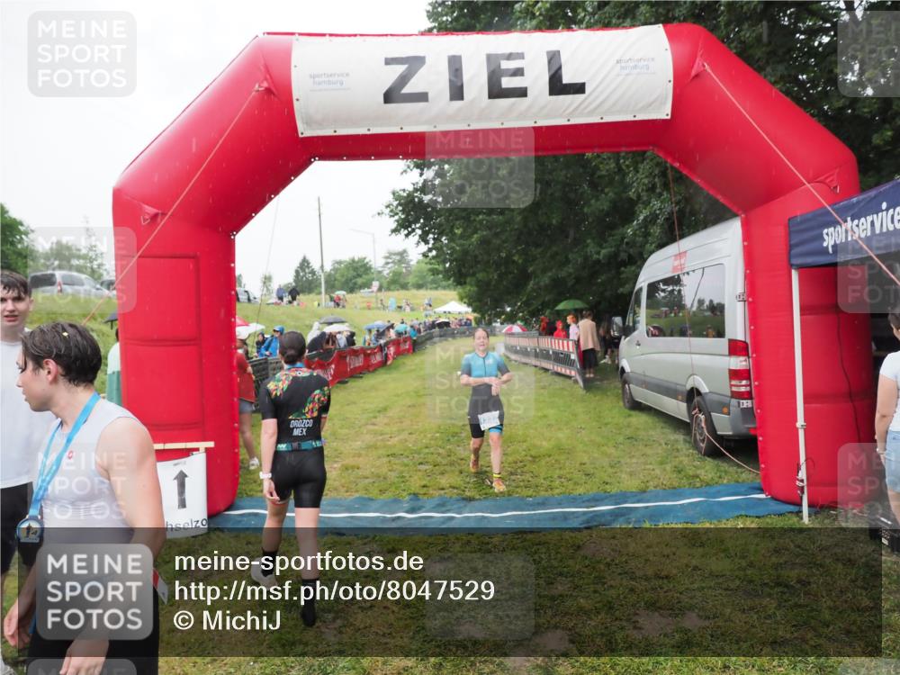 21.06.2025 - 27. Vierlanden-Triathlon MichiJ http://msf.ph/oto/8047529 15.06.2026 14:13:23 Ziel 1171, 1227 meine-sportfotos.de