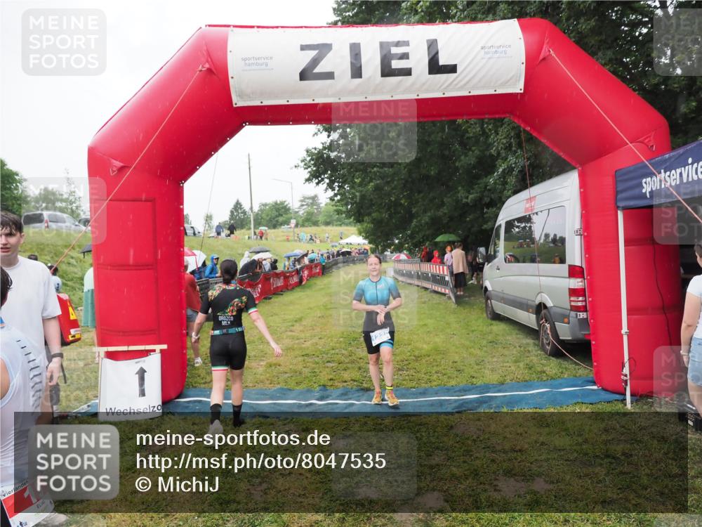 21.06.2025 - 27. Vierlanden-Triathlon MichiJ http://msf.ph/oto/8047535 15.06.2026 14:13:24 Ziel 1171, 1227 meine-sportfotos.de