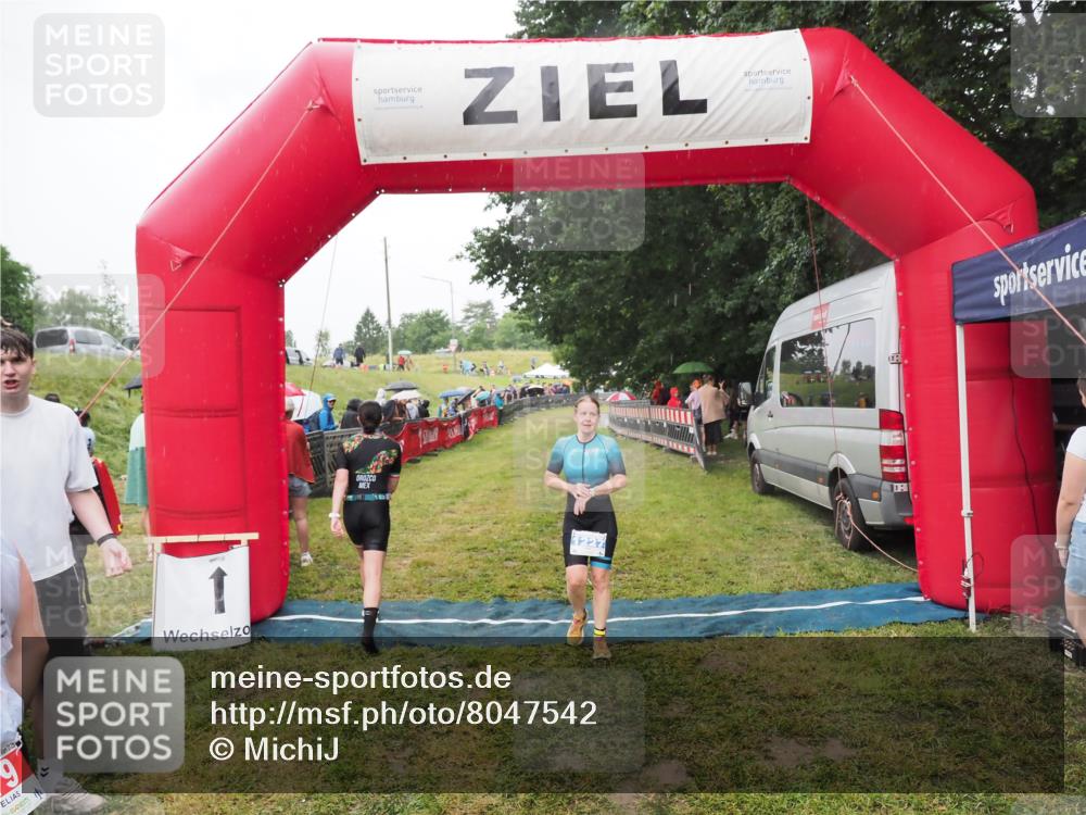 21.06.2025 - 27. Vierlanden-Triathlon MichiJ http://msf.ph/oto/8047542 15.06.2026 14:13:24 Ziel 1171, 1227 meine-sportfotos.de