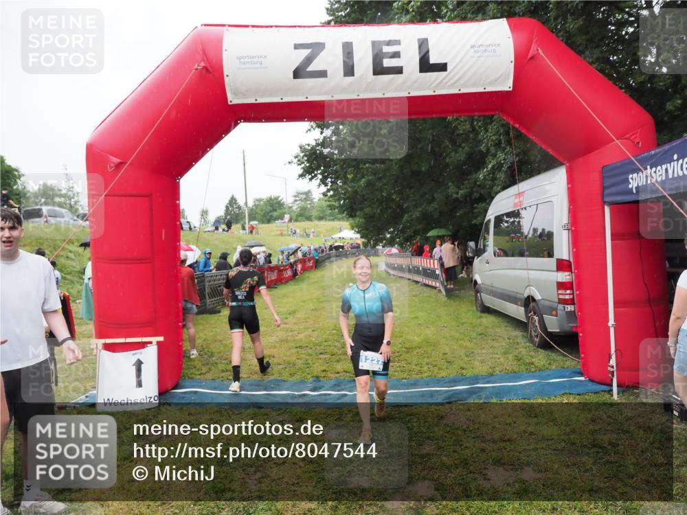 21.06.2025 - 27. Vierlanden-Triathlon MichiJ http://msf.ph/oto/8047544 15.06.2026 14:13:24 Ziel 1171, 1227 meine-sportfotos.de