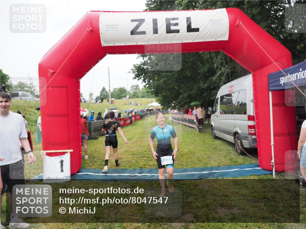 21.06.2025 - 27. Vierlanden-Triathlon MichiJ http://msf.ph/oto/8047547 15.06.2026 14:13:25 Ziel 1227 meine-sportfotos.de