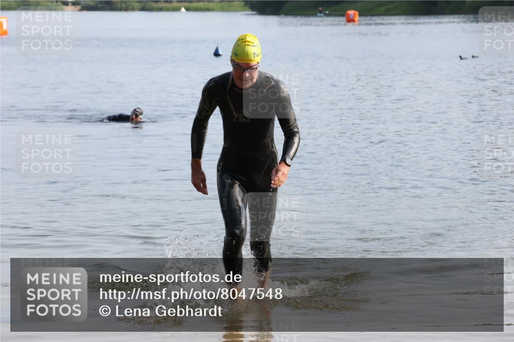 15.06.2025 - 27. Vierlanden-Triathlon Lena Gebhardt http://msf.ph/oto/8047548 15.06.2025 08:49:39 Schwimmen 172 meine-sportfotos.de