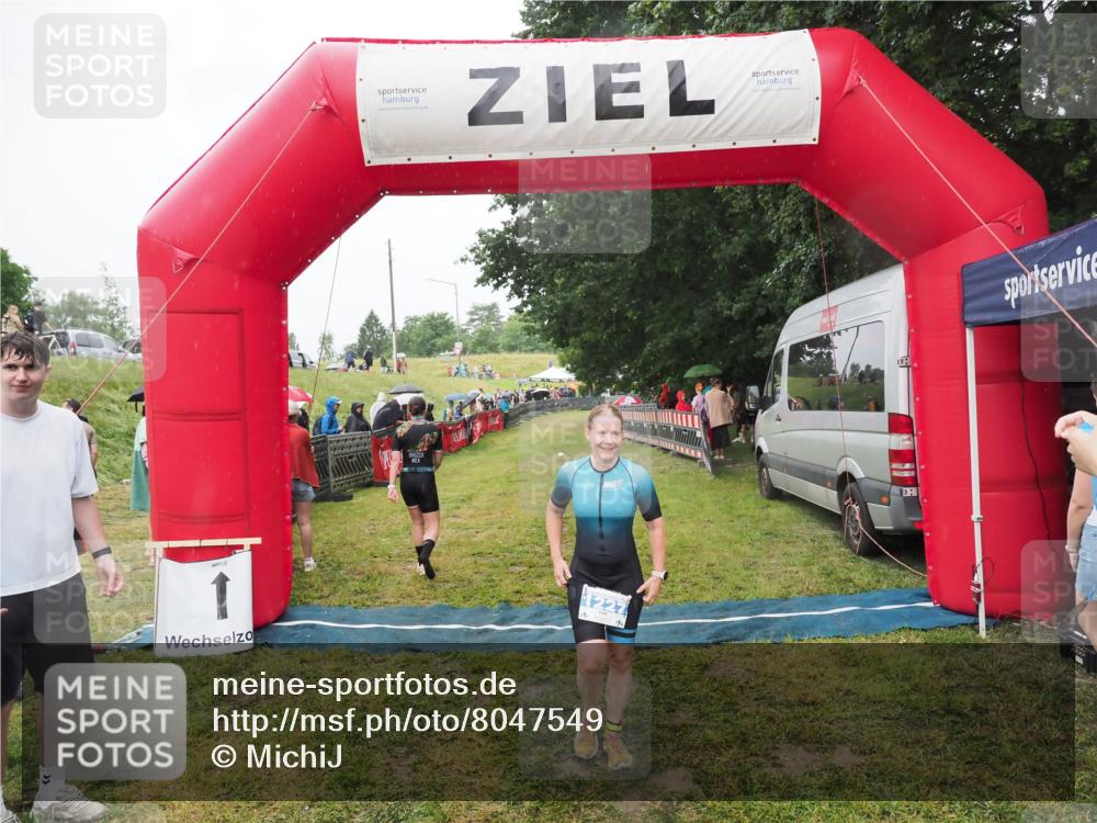 21.06.2025 - 27. Vierlanden-Triathlon MichiJ http://msf.ph/oto/8047549 15.06.2026 14:13:25 Ziel 1227 meine-sportfotos.de