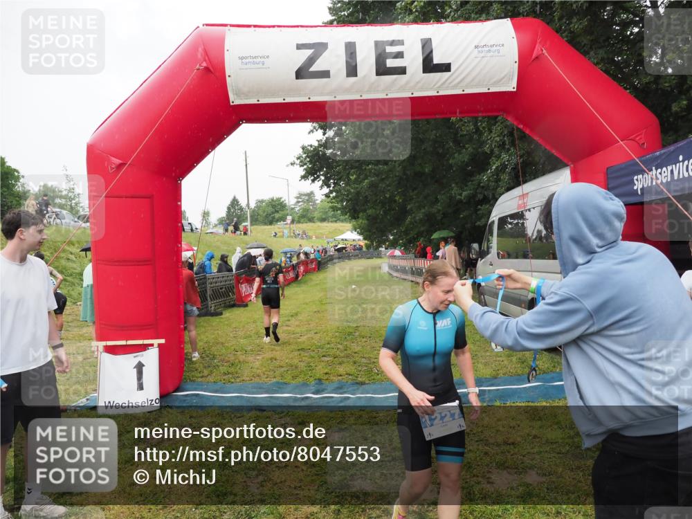 21.06.2025 - 27. Vierlanden-Triathlon MichiJ http://msf.ph/oto/8047553 15.06.2026 14:13:26 Ziel 1227 meine-sportfotos.de