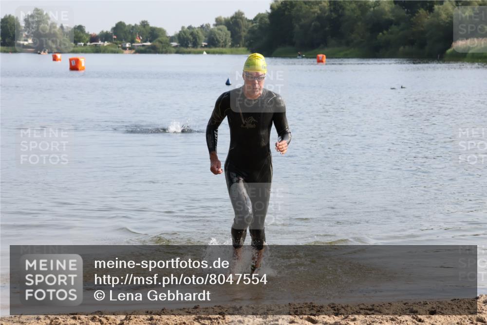 15.06.2025 - 27. Vierlanden-Triathlon Lena Gebhardt http://msf.ph/oto/8047554 15.06.2025 08:49:39 Schwimmen 172 meine-sportfotos.de