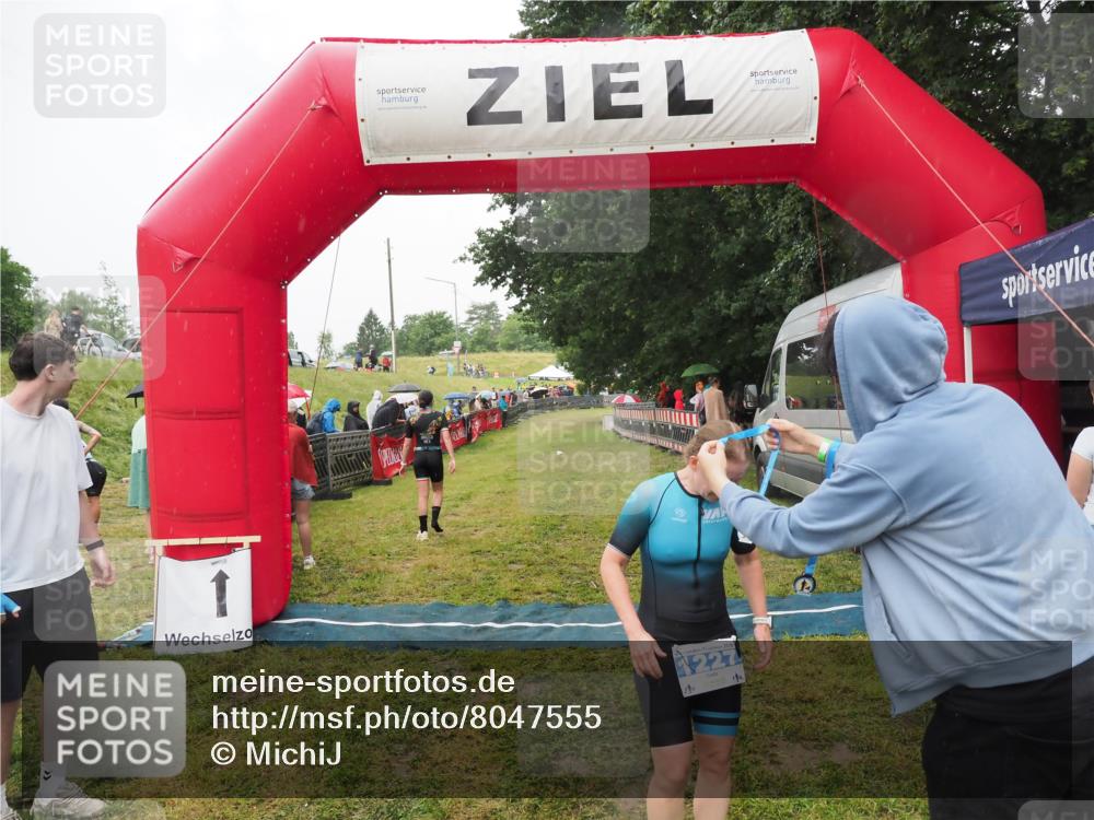 21.06.2025 - 27. Vierlanden-Triathlon MichiJ http://msf.ph/oto/8047555 15.06.2026 14:13:26 Ziel 1227 meine-sportfotos.de