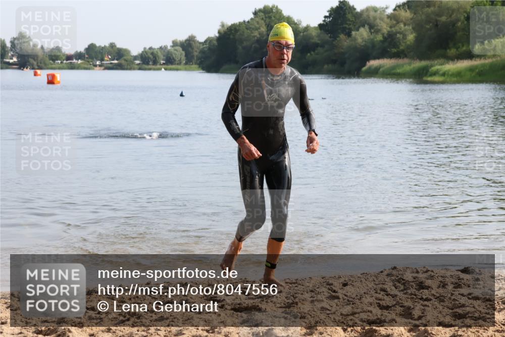 15.06.2025 - 27. Vierlanden-Triathlon Lena Gebhardt http://msf.ph/oto/8047556 15.06.2025 08:49:41 Schwimmen 172 meine-sportfotos.de