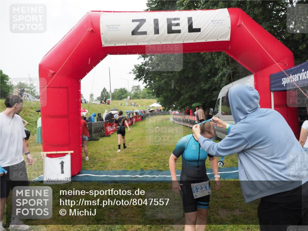 21.06.2025 - 27. Vierlanden-Triathlon MichiJ http://msf.ph/oto/8047557 15.06.2026 14:13:26 Ziel 1227 meine-sportfotos.de