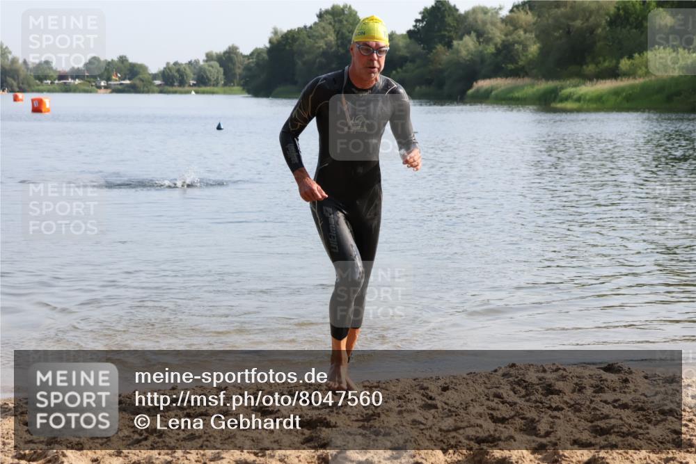 15.06.2025 - 27. Vierlanden-Triathlon Lena Gebhardt http://msf.ph/oto/8047560 15.06.2025 08:49:41 Schwimmen 172 meine-sportfotos.de