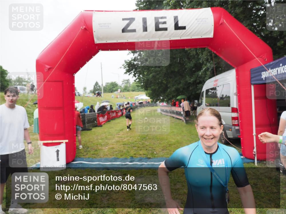 21.06.2025 - 27. Vierlanden-Triathlon MichiJ http://msf.ph/oto/8047563 15.06.2026 14:13:28 Ziel 1227 meine-sportfotos.de