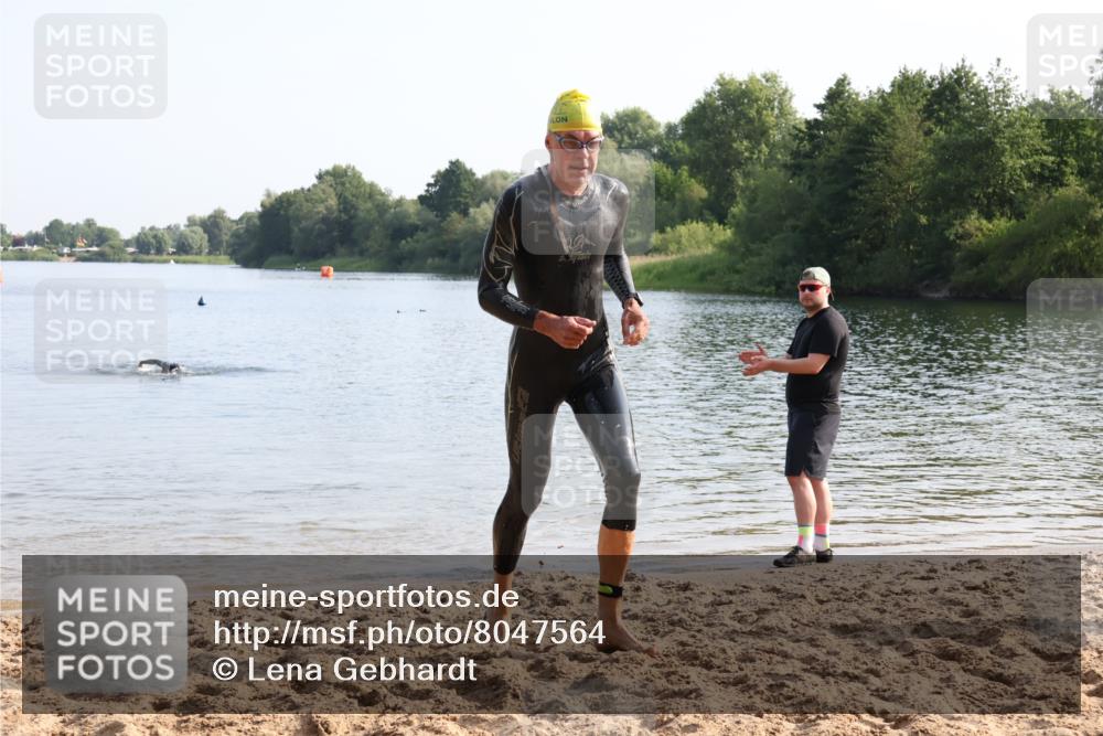 15.06.2025 - 27. Vierlanden-Triathlon Lena Gebhardt http://msf.ph/oto/8047564 15.06.2025 08:49:42 Schwimmen 172 meine-sportfotos.de