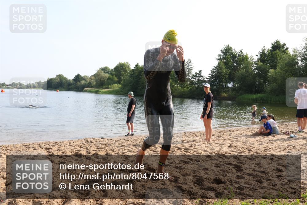 15.06.2025 - 27. Vierlanden-Triathlon Lena Gebhardt http://msf.ph/oto/8047568 15.06.2025 08:49:44 Schwimmen 172 meine-sportfotos.de
