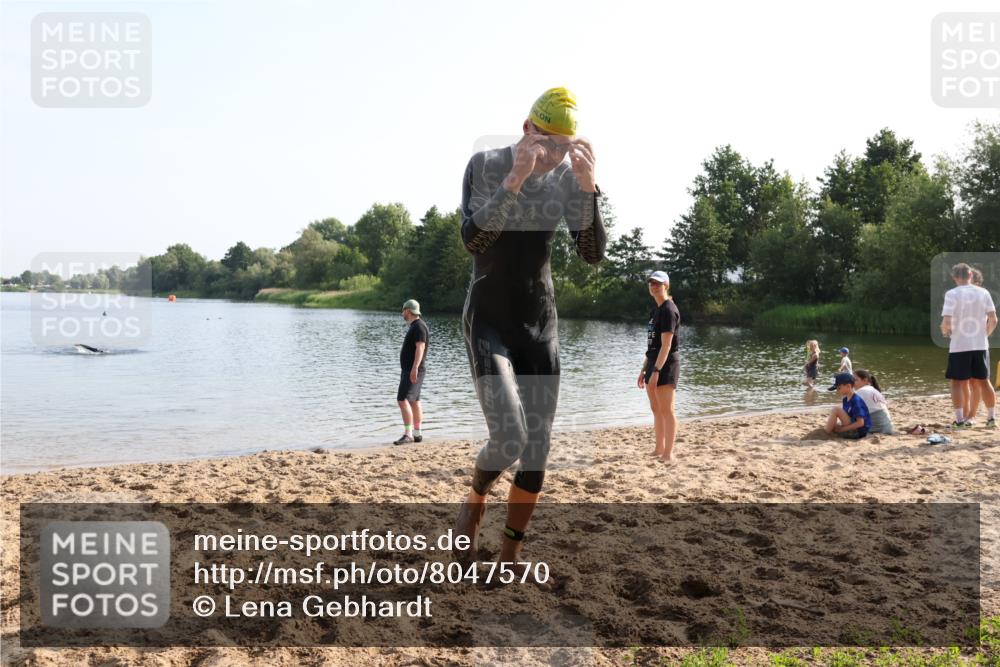 15.06.2025 - 27. Vierlanden-Triathlon Lena Gebhardt http://msf.ph/oto/8047570 15.06.2025 08:49:44 Schwimmen 172 meine-sportfotos.de