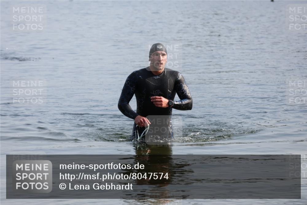 15.06.2025 - 27. Vierlanden-Triathlon Lena Gebhardt http://msf.ph/oto/8047574 15.06.2025 08:50:02 Schwimmen 68 meine-sportfotos.de