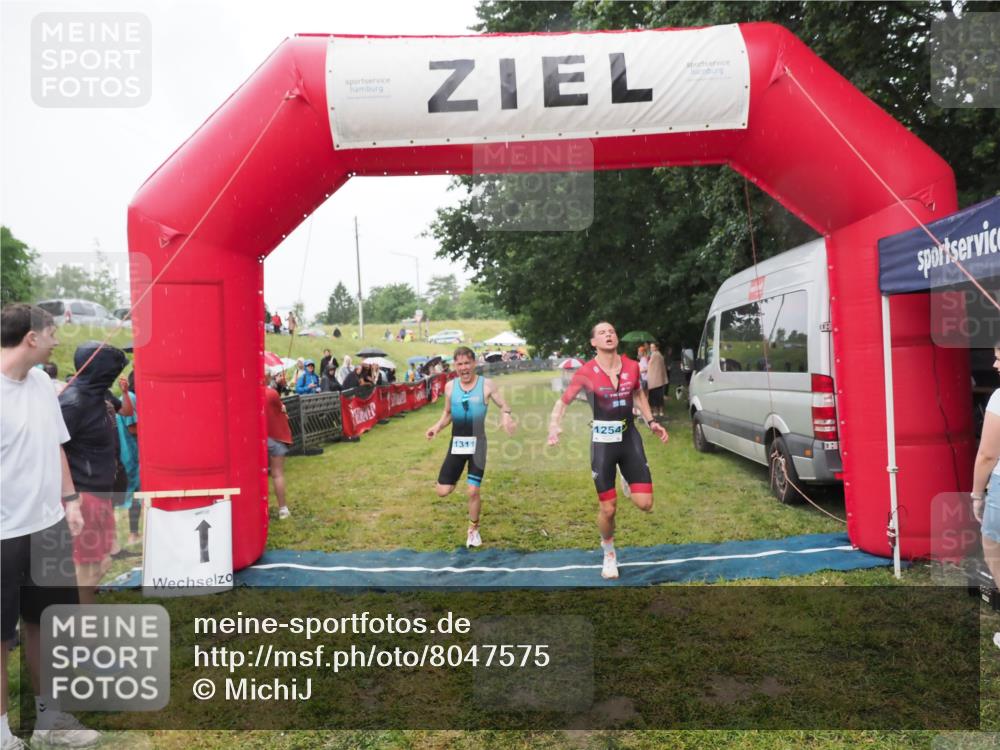 21.06.2025 - 27. Vierlanden-Triathlon MichiJ http://msf.ph/oto/8047575 15.06.2026 14:13:39 Ziel 1254, 1311 meine-sportfotos.de
