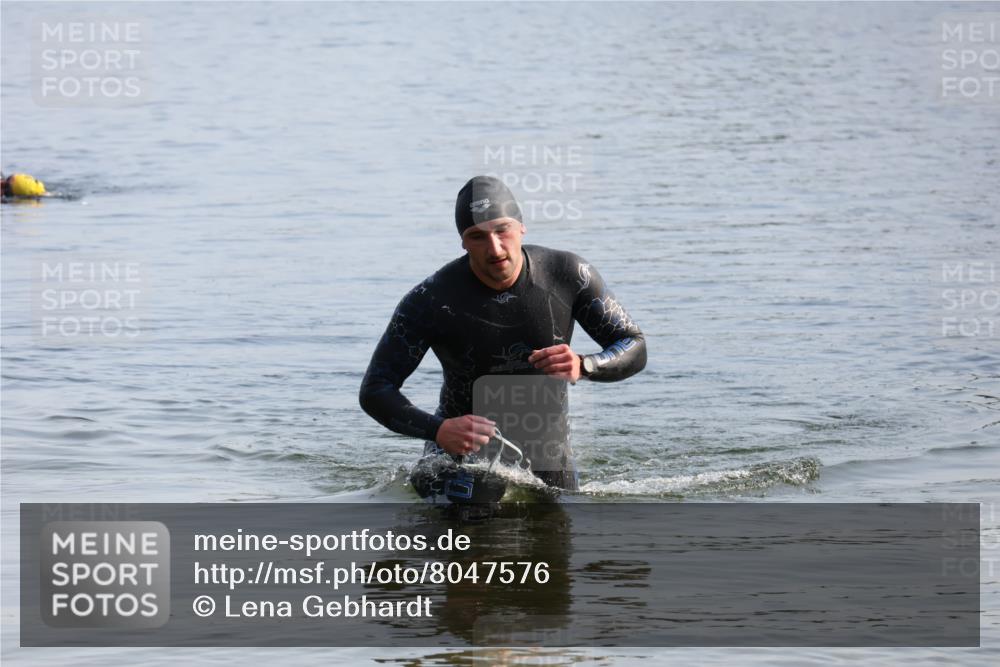 15.06.2025 - 27. Vierlanden-Triathlon Lena Gebhardt http://msf.ph/oto/8047576 15.06.2025 08:50:03 Schwimmen 68 meine-sportfotos.de