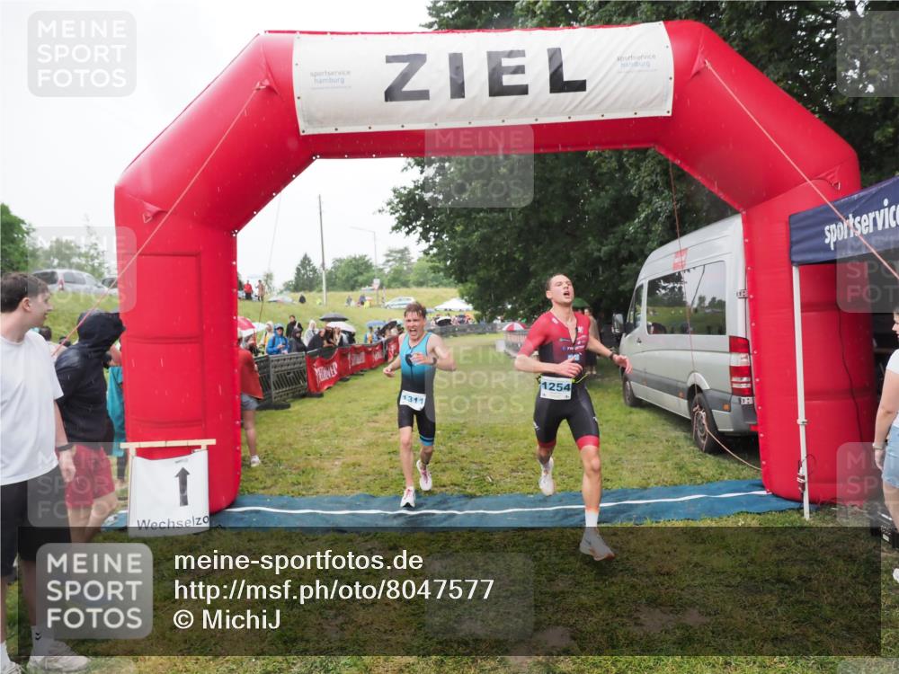 21.06.2025 - 27. Vierlanden-Triathlon MichiJ http://msf.ph/oto/8047577 15.06.2026 14:13:40 Ziel 1254, 1311 meine-sportfotos.de