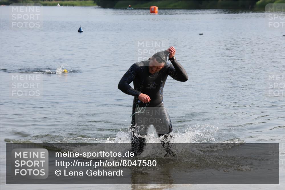15.06.2025 - 27. Vierlanden-Triathlon Lena Gebhardt http://msf.ph/oto/8047580 15.06.2025 08:50:05 Schwimmen 68 meine-sportfotos.de
