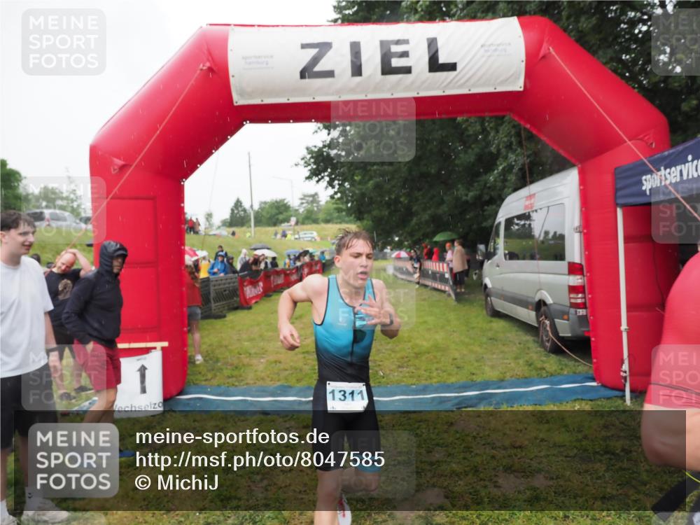 21.06.2025 - 27. Vierlanden-Triathlon MichiJ http://msf.ph/oto/8047585 15.06.2026 14:13:40 Ziel 1254, 1311 meine-sportfotos.de