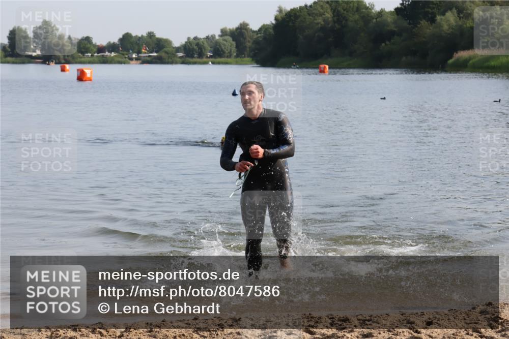 15.06.2025 - 27. Vierlanden-Triathlon Lena Gebhardt http://msf.ph/oto/8047586 15.06.2025 08:50:07 Schwimmen 68 meine-sportfotos.de
