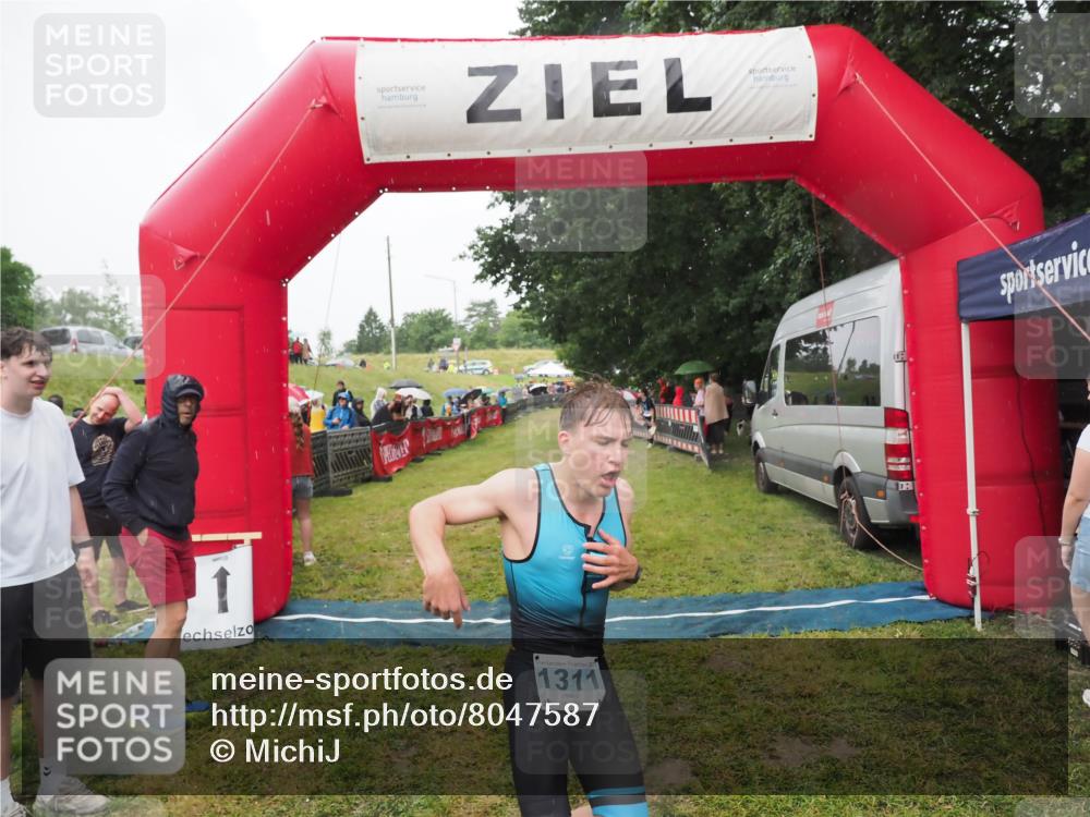 21.06.2025 - 27. Vierlanden-Triathlon MichiJ http://msf.ph/oto/8047587 15.06.2026 14:13:40 Ziel 1254, 1311 meine-sportfotos.de